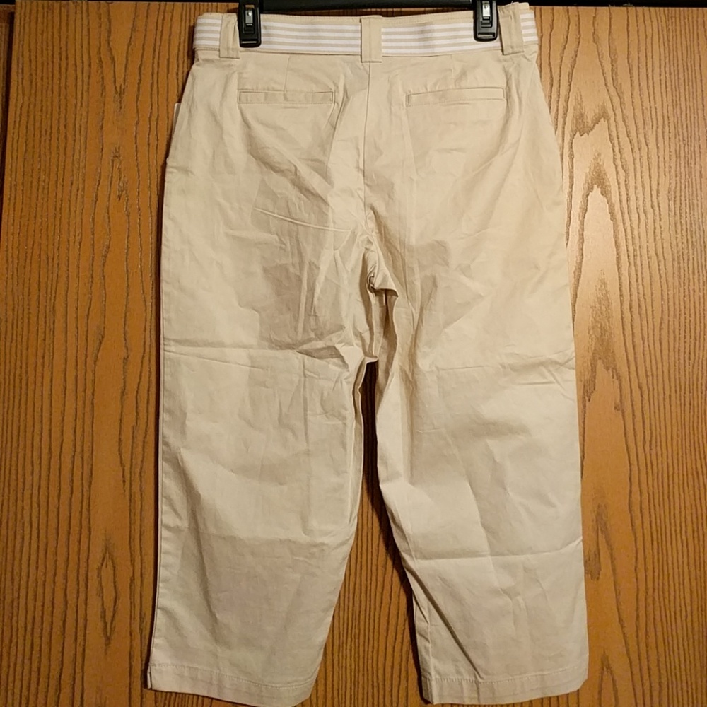 White Stag size 8 capris with belt - Picture 2 of 3